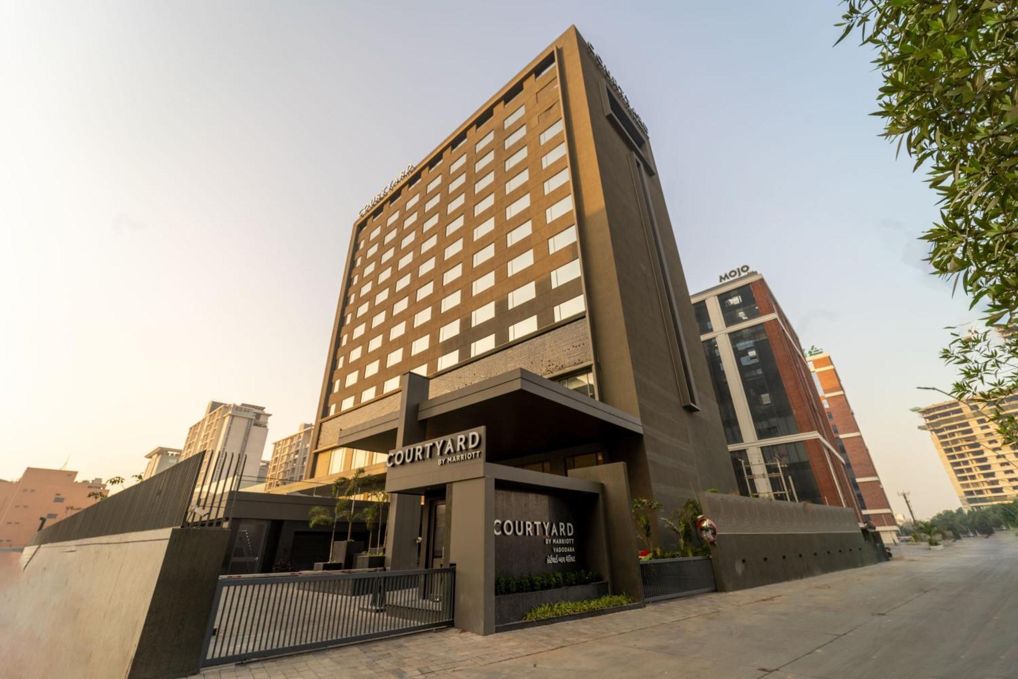 Courtyard By Marriott Vadodara Bagian luar foto