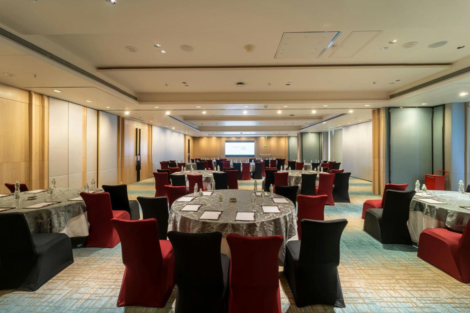 Courtyard By Marriott Vadodara Bagian luar foto