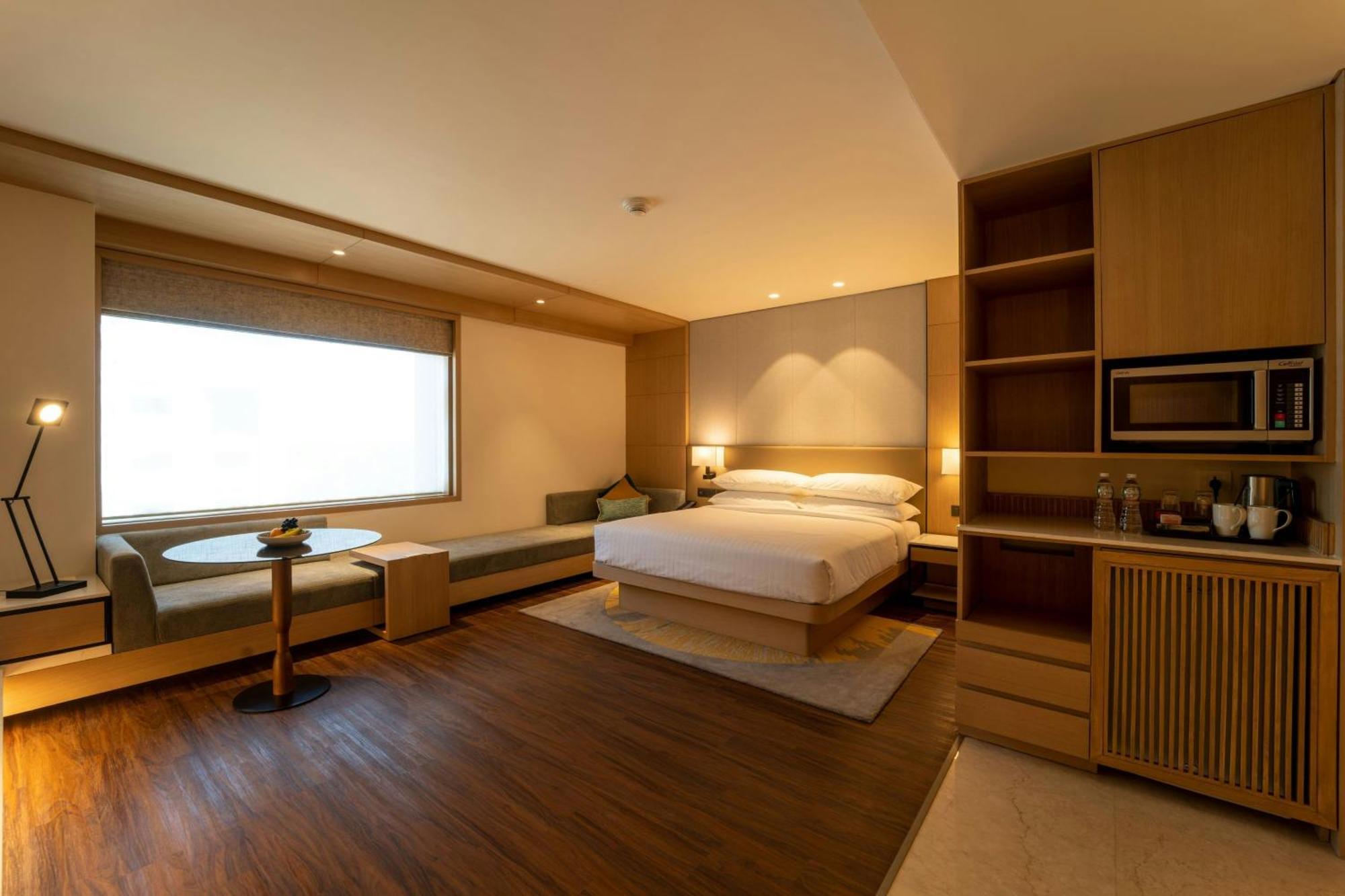 Courtyard By Marriott Vadodara Bagian luar foto