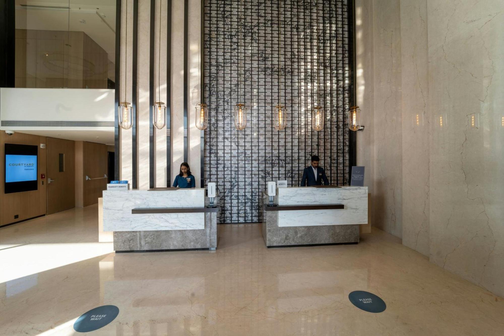 Courtyard By Marriott Vadodara Bagian luar foto
